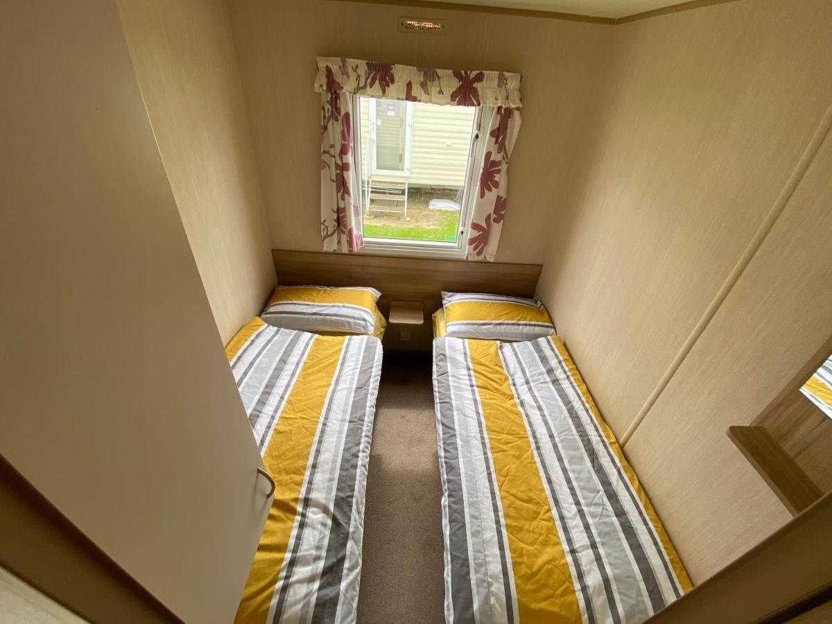 3 Bed 8 Berth Caravan In California Cliffs - M1 Грейт-Ярмут Екстер'єр фото